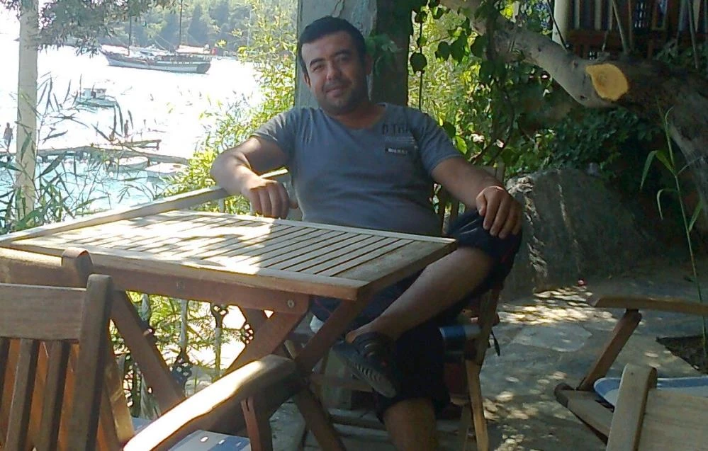 Aracıyla elektrik direğine çarpan sürücü can verdi